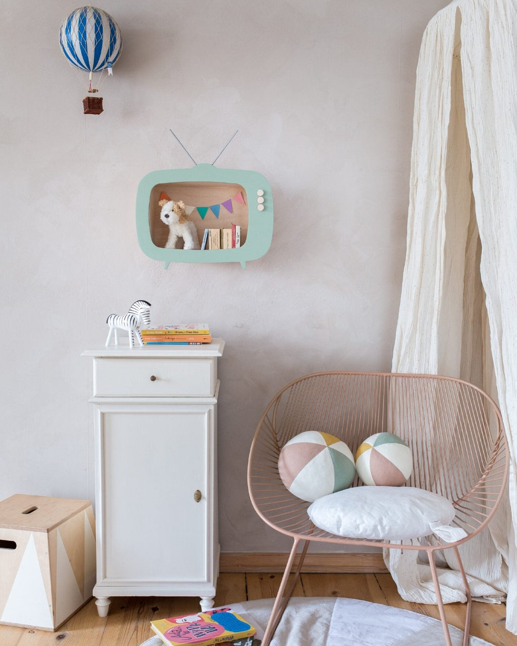 TV shelf 'Teevee' image 1