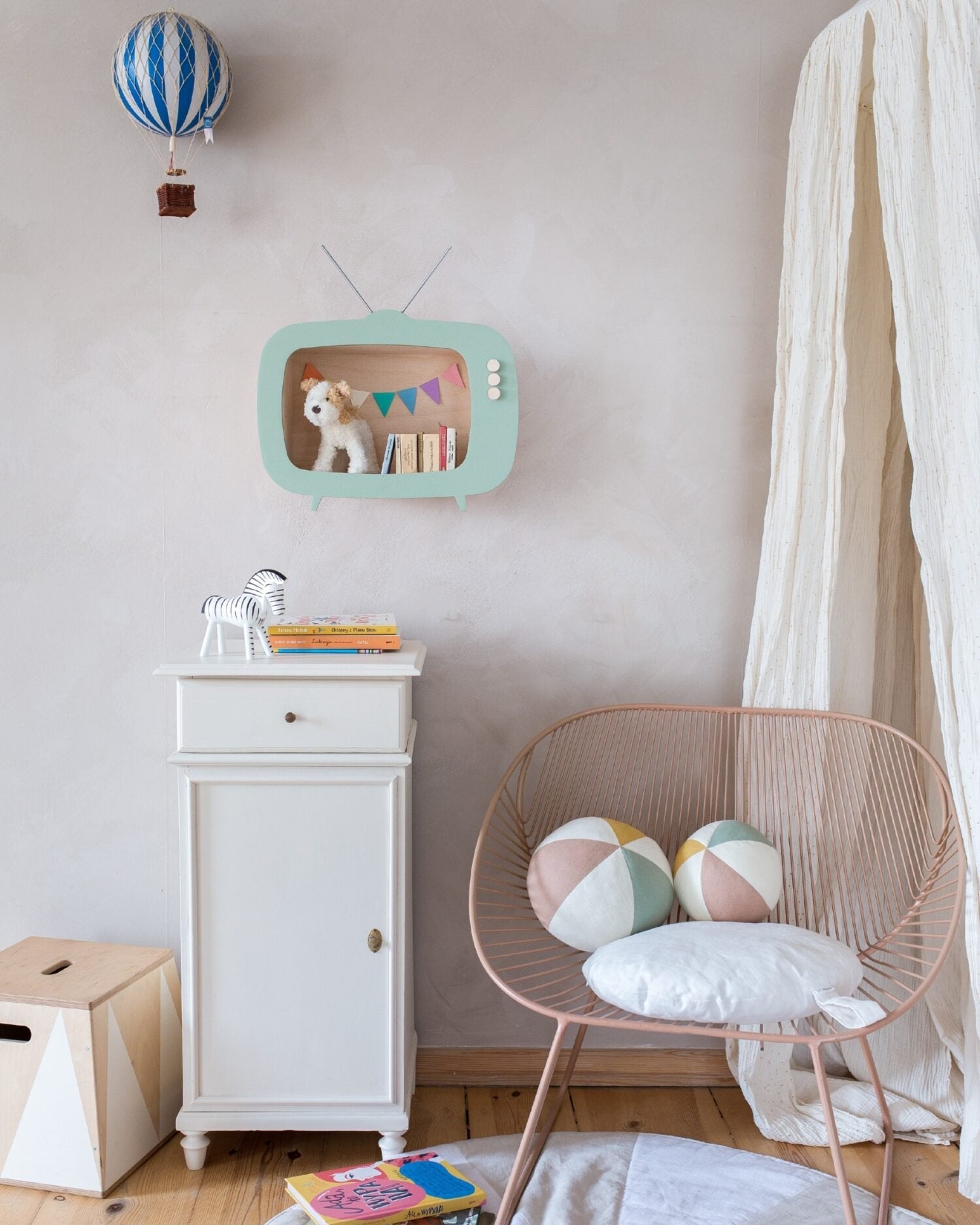 TV shelf 'Teevee' image 1